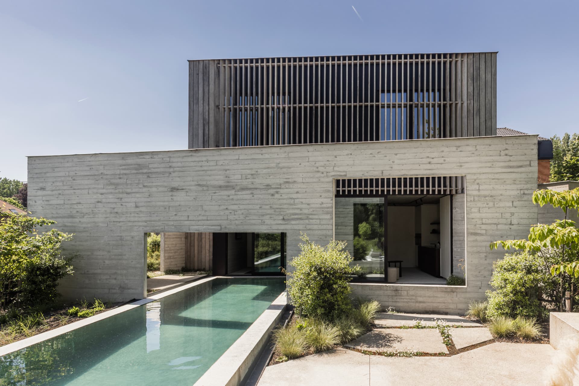 OXfield guesthouse and infinity pool in the Belgian countryside